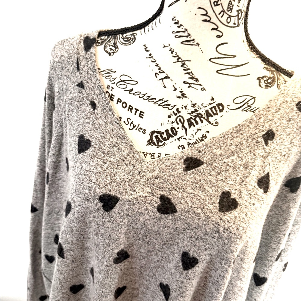 🖤EUC LUCKY brand log  sleeve, v- neck, grey and black hearts. Super soft! - Picture 2 of 10